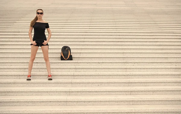 Μια τουρίστρια στέκεται με πέτρινες σκάλες κοντά στην τσάντα της. Έτοιμοι να εξερευνήσουμε νέα πόλη. Γυναικεία γυαλιά ηλίου μοντέρνα μαύρα ρούχα με τα πόδια Παρίσι. Διακοπές και ταξίδια έννοια. Τουριστικός οδηγός περιήγηση στα αξιοθέατα — Φωτογραφία Αρχείου