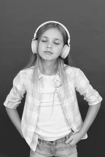 Luister naar muziek. Beauty en fashion. Jeugd geluk. MP3-speler. Childrens dag. Audiotechnologie. klein jong geitje luisteren ebook, onderwijs. klein meisje kind in hoofdtelefoons. Genieten van werk en goede muziek — Stockfoto