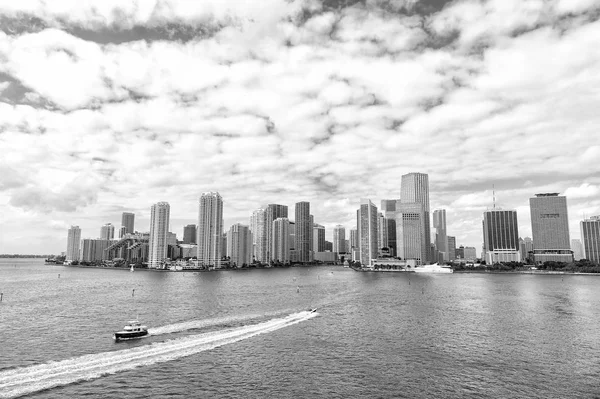 Vista aérea de los rascacielos de Miami con cielo azul nublado, vela de barco — Foto de Stock