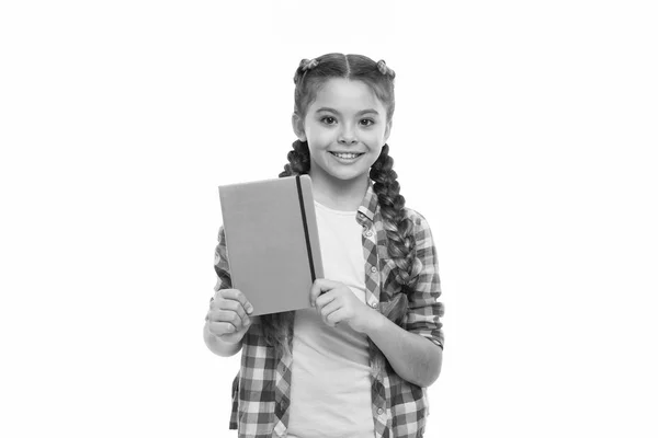 Barn Söt flicka håller anteckningsblock eller dagbok isolerad på vit bakgrund. Dagbok skriva för barn. Barndomsminnen. Dagbok för flickor koncept. Anteckna hemligheter i din söt girly dagbok journal — Stockfoto