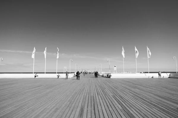 Dřevěná rekreační molo nebo dock — Stock fotografie