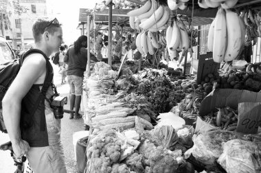 Yakışıklı adam sebze satın alır.