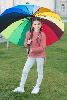 Çok renkli şemsiye küçük mutlu kız için. Olumlu ruh sonbahar yağmurlu havalarda. Gökkuşağı yağmur sonra. çocuk. Bahar stil şemsiye. Küçük kız renkli şemsiye tutun. Şemsiye ile güzellik