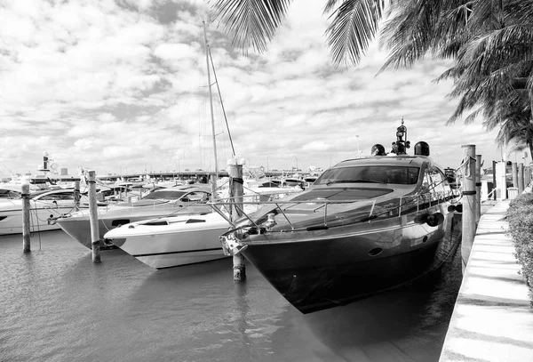 Jachty w zatoce Miami Marina na południowej plaży z zachmurzonym niebem — Zdjęcie stockowe