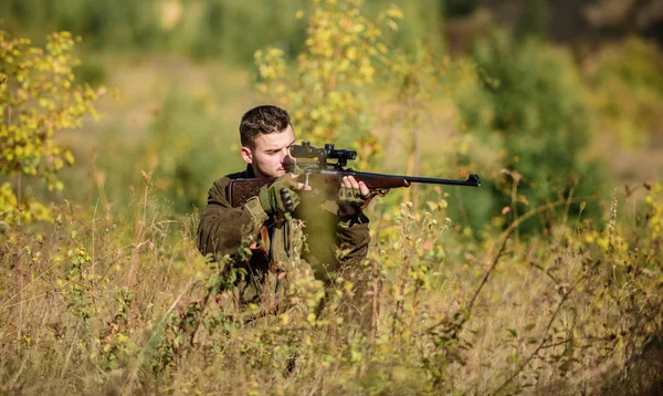 Wat moet je tijdens de jacht natuur milieu. Laden geweer concept. Jacht uitrusting en veiligheidsmaatregelen. Voorbereiden voor de jacht. Man met geweer jacht apparatuur natuur achtergrond — Stockfoto