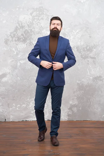 Kies de perfecte Outfit. Bebaarde man in formele pak. Zakelijk succes. Man met baard. Mannenmode blik. Bebaarde hipster. Bebaarde man hipster in jas. Vertrouwen zakenman. Volwassen hipster met baard — Stockfoto