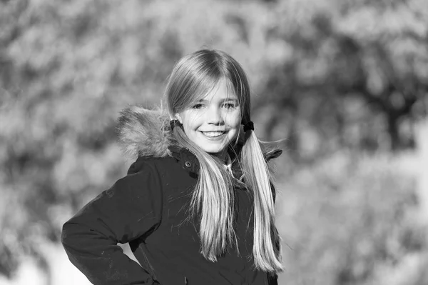 Niña feliz disfrutar de vacaciones de fin de semana. Niña feliz sonriente disfrutar durante la temporada de otoño. Vive la vida como un fin de semana perdido. Los rojos y marrones de la madera en otoño — Foto de Stock