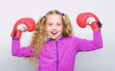 Başarılı lider beceri. Kız beyaz arka plan üzerinde poz kırmızı eldivenli sevimli çocuk. Lider yetiştirme. Güçlü çocuk boks. Spor ve sağlık kavramı. Boks spor kadın için. Spor yetiştirme