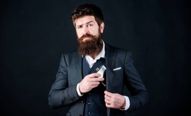 Adam hipster giymek şık takım elbise tutun metal şişesi Alcohol sakallı. Adam metal şişesi cebine gizle. Alkol içki kavramı. Seninle içki alkol var. Her zaman benimle. Düz metal şişe alkol için