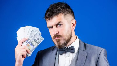 İlk kredi. İş başlangıç kredi. Nakit para tutan sakallı adam. Zengin işadamı bizimle dolarlık banknotlar. Para birimi broker para bohça ile. Kendi iş ile para kazanmak
