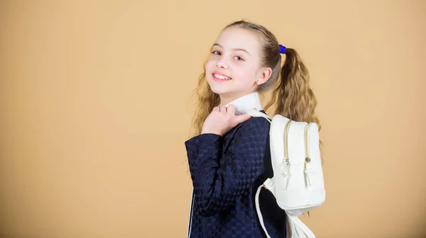 Elegante e confiante. Menina pequena com aparência de moda. Menina com cabelo loiro longo em estilo de moda. Menina da moda. Criança menina na moda. Bonito modelo de moda pouco, espaço de cópia — Fotografia de Stock