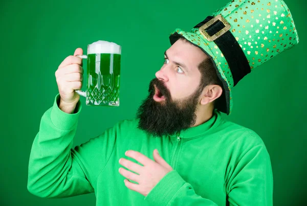 Få gröna varje hel timme. Skäggig man skåla för att saint patricks dag. Firar saint patricks dag. Irländska mannen med skägg dricka Grön öl. Hipster i leprechaun hatt hålla ölglas — Stockfoto