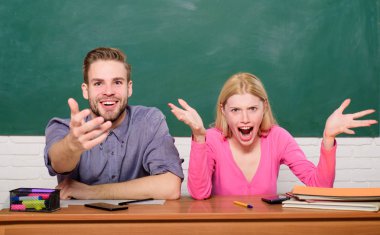 Kolej veya üniversite okuyor. Kaç arkadaş üniversite okuyan öğrenciler. Şaşırtıcı cevap. Çalışınca. Bu nasıl oluyor. Adam ve kız sınıfta masada otur. Sonuç hakkında merak