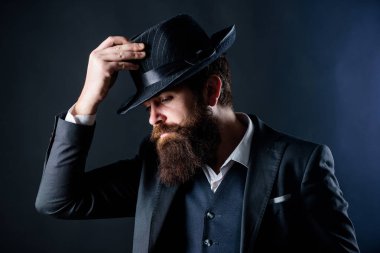 Yeni elbise tasarlama. Sakallı adam beyefendi. Dedektif şapkalı. Olgun hippi sakallı. Gizli utangaç. Erkek resmi moda. Bıyıklı acımasız beyaz hippi. İş takım elbiseli adamı
