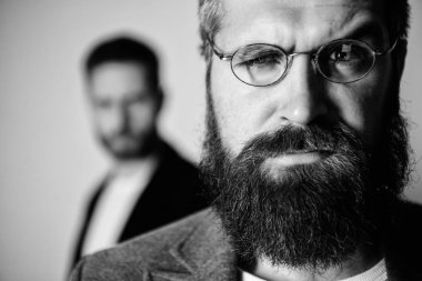 Optik ve vizyon kavramı. Akıllı görünüm için gözlük aksesuar. Akıllı göz atmak. Hipster stil ve moda. Hipster gözlük. Adam yakışıklı hipster giyim gözlük sakallı. Göz sağlığı ve görme