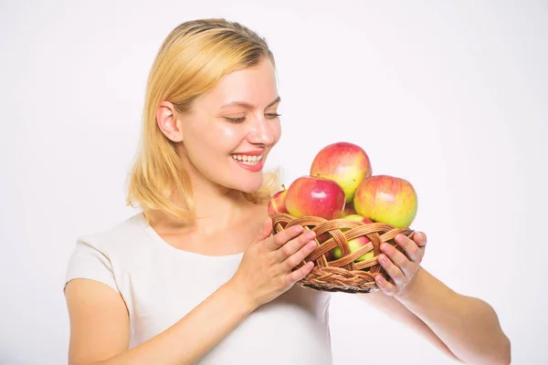 您的大部分餐点将由 apple 组成。女孩持有篮子与苹果白色背景。新陈代谢和节食。健康的营养概念。女人知道如何保持身材和健康 — 图库照片