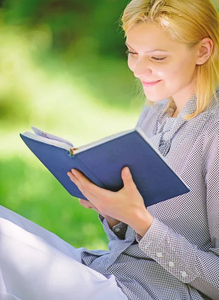 Vrouwelijke literatuur. Ontspannen ontspanning een hobby-concept. Beste zelfhulp boeken voor vrouwen. Boeken elk meisje moet lezen. Meisje geconcentreerde sit park Lees boek natuur achtergrond. Lezing inspirerende boeken — Stockfoto