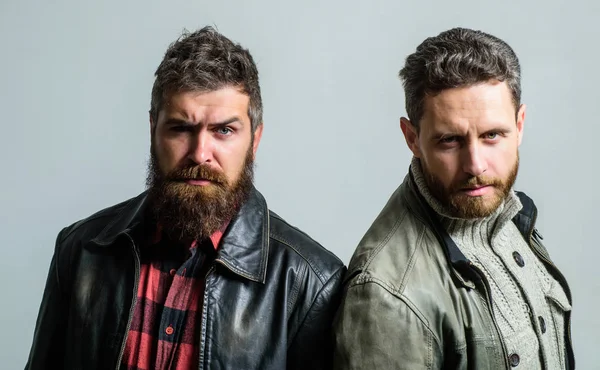 Des hommes barbus hipster brutal. Beau élégant et cool. Des amis masculins et brutaux. L'équipe d'intimidation. Masculinité et brutalité. Sentez-vous confiant dans des vêtements en cuir brutaux. Les hommes brutaux portent des vestes en cuir — Photo