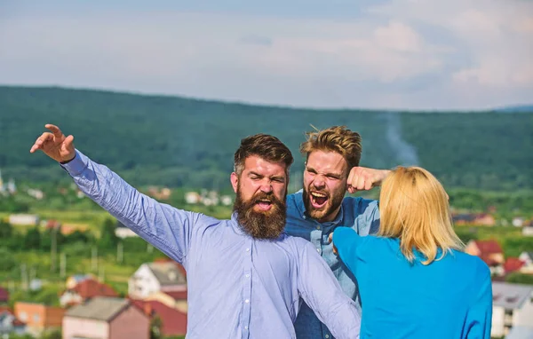 Mann fand Freundin, die ihn mit bärtigem Macho betrog. Eifersucht und Gewalt. Freund voller Eifersucht und Aggression Prügel, Kampf mit Liebhaber. Mann attackiert Liebhaber seiner Freundin aggressiv — Stockfoto