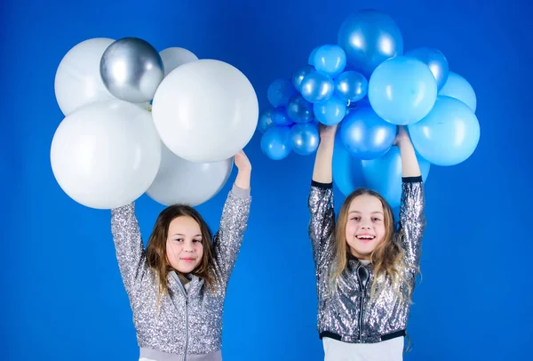 Gelukkige momenten creëren. Kleine meisjes die plezier hebben met kleurrijke ballonnen. Gelukkige kinderen spelen met luchtballonnen. Ballonnen gebruiken voor verjaardagsviering. De ballonnen zijn feestelijk. — Stockfoto