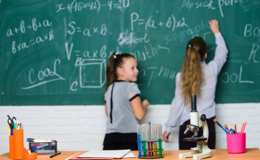 Biyoloji ders. Kimya araştırma. Kimya Laboratuvarı bilim deneyleri. Küçük kızlar okul laboratuarında. Kimya eğitimi. Küçük bilim adamı iş ile mikroskop. Üzerine konsantre tedavi