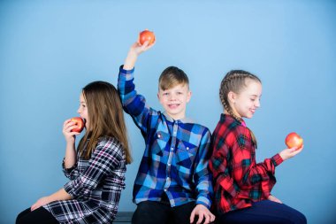 Vitaminler çocuk sağlığı için önemlidir. Küçük çocuk kırmızı vitamini elma ısırma. Küçük çocukların yeme elma vitamin tam tadını çıkarın. Vitamini bir vücut iyi geliyor