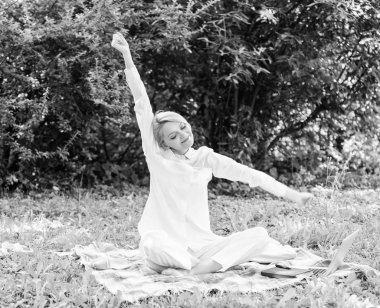 İş piknik kavramı. Freelancing iş başlatmak için adımları. Online iş fikirleri kavramı. Bayan freelancer iş açık havada. Kadın laptop ya da defter ile oturup halı yeşil çim çayır on