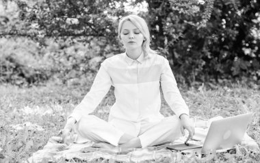 Neden her gün meditasyon. Dakika dinlenmek için bulmak. Zihnini boşalt. Kız halı yeşil çim çayır doğa arka plan üzerinde meditasyon. Her gün meditasyon. Pratik meditasyon rahatlatıcı kadın