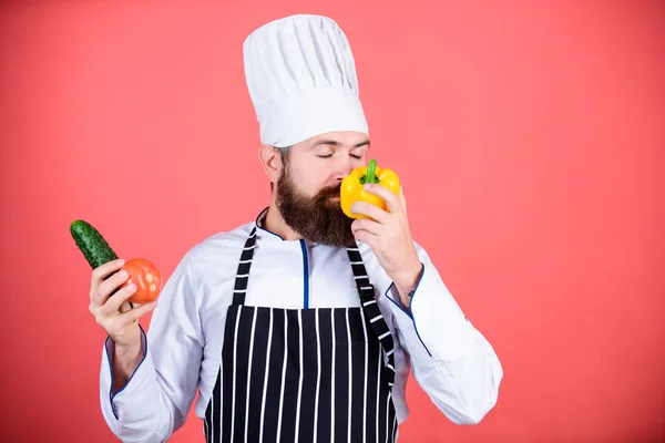 Vegetarisches Restaurant. Hipster Chefkoch vegetarisches Café. Wählen Sie vegetarischen Lebensstil. Mann Kochmütze Schürze halten frisches Gemüse. vegetarisches Rezeptkonzept. Frisches Gemüse im Supermarkt kaufen — Stockfoto