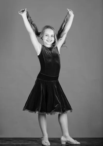 Wat u moet weten over ballroom dans kapsel. Kapsel voor danser. Hoe maak je nette kapsel voor jong geitje. Ballroom, latin dans kapsels. Jongen meisje met lang haar dragen jurk op blauwe achtergrond — Stockfoto