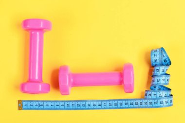 Kilo kaybı ve spor kavram. Dambıl ve ölçüm bandı