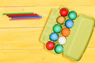 Mutlu paskalyalar. Bahar tatili. Tatil kutlaması, hazırlık. Renkli kalemler. kopya alanı. Sağlıklı ve mutlu bir tatil. boyalı yumurta yumurta tepsisinde. Yumurtası avı. Lezzetli Paskalya davranır