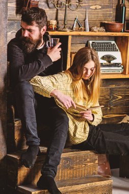 Kaç kitap ve mulled şarap, ahşap iç arka plan keyifli bir akşam geçirmek. Kız ve erkek rahat yüzleri sıcak atmosferinin keyfini çıkarın. Ormanda tatil çift. Duygulu akşam kavramı