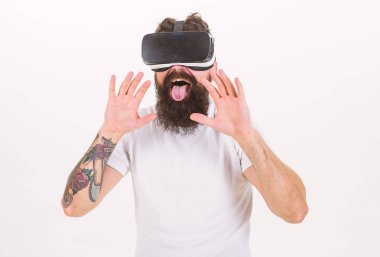 Vr gözlük, beyaz arka planda sakallı adam. Sanal seks kavramı. Adam ile seks sanal gerçeklik kafa monte göstermek. Dil ile yalama Yeniyetme sanal gerçeklik oral zevk verir