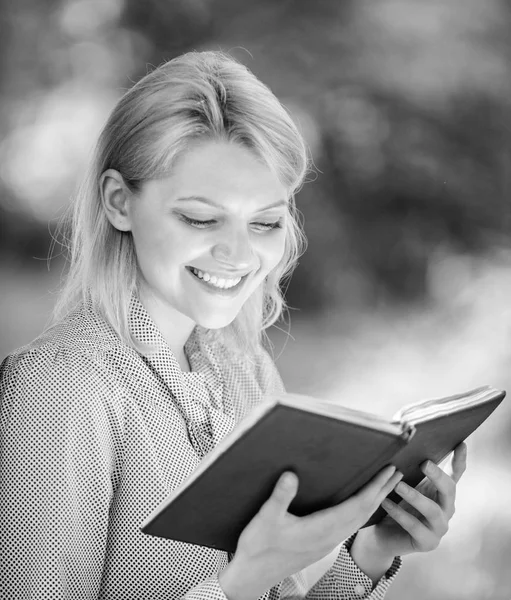 Lezing inspirerende boeken. Vrouwelijke literatuur. Ontspannen ontspanning een hobby-concept. Beste zelfhulp boeken voor vrouwen. Boeken elk meisje moet lezen. Meisje interesse zitten park lezen boek natuur achtergrond — Stockfoto