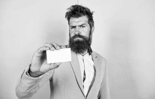 No dude en ponerse en contacto conmigo. Barbudo hipster tarjeta de presentación cara seria. Servicios bancarios para negocios. Diseño de tarjetas de visita. El hombre de negocios tiene una tarjeta en blanco. Tarjeta copia espacio ocupación profesional posición —  Fotos de Stock