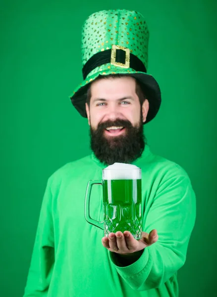 Frisk och grön. Irländska mannen med skägg dricka Grön öl. Skäggig man skåla för att saint patricks dag. Firar saint patricks dag i bar. Hipster i leprechaun hatt hålla ölglas — Stockfoto