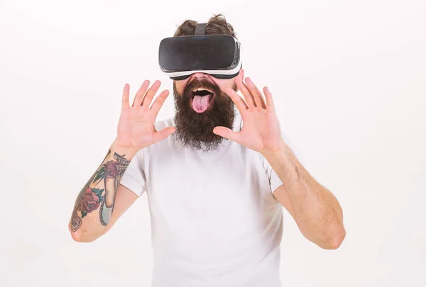 Homem com barba em óculos VR, fundo branco. Conceito de sexo virtual. Cara com cabeça montada exibição fazendo sexo em realidade virtual. Hipster lambendo com a língua, dá prazer oral na realidade virtual — Fotografia de Stock