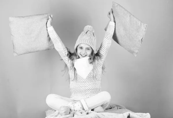 Niño pelo largo sombrero de lana caliente disfrutar de cálido. Accesorios cálidos que te mantendrán acogedor este invierno. Niña desgaste de punto cálido sombrero relajante fondo rosa. Moda de invierno ropa de abrigo concep — Foto de Stock