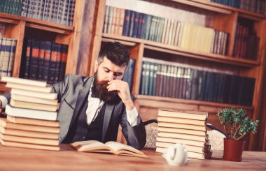 Adam ya da sakallı öğretmen kitap okur. Araştırma ve eğitim kavramı.