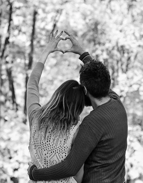 Couple amoureux montrent signe de coeur avec les doigts — Photo