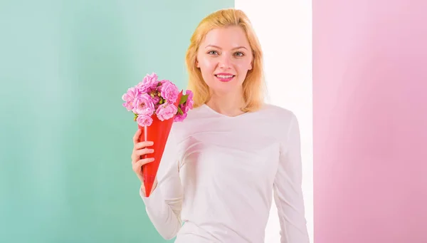 Me siento tan especial. Chica sosteniendo flores de ramo disfrutar de fragancia favorita. Lady feliz recibió flores favoritas como regalo sintiéndose encantadora y especial. Mujer sonriendo le gusta sentirse especial atenderla —  Fotos de Stock