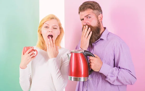 Lo primero que hacen cada mañana es preparar una bebida caliente. Obtener carga de energía bebida caliente favorita. Disfrutando de una buena mañana juntos. Hombre con hervidor eléctrico y mujer con taza listo para beber café de la mañana —  Fotos de Stock