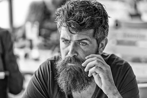 Homem com barba e bigode fica ao ar livre no terraço do café. Homem barbudo no rosto calmo parece triste e perturbado. Hipster com barba passando por momentos difíceis. Tristeza e problemas conceito — Fotografia de Stock