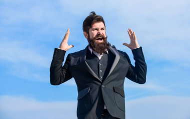 mutlu sakallı adam. Olgun hippi sakallı. Bıyıklı acımasız beyaz hippi. Ciddi hippi. Karizmatik erkek. Gelecekteki başarısı. Erkek resmi moda. İşadamı gökyüzüne karşı