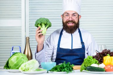 Ben sadece sağlıklı maddeler seçin. Adam aşçı şapkası ve önlük brokoli tutun. Sağlıklı beslenme kavramı. Profesyonel şef yemek sağlıklı yemek sakallı. Sağlıklı vejeteryan tarifi. Organik sebze