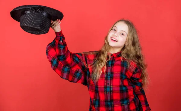 Niña artística niño practicando habilidades de actuación con sombrero negro. Escuela de actuación para niños. Las clases de actuación guían a los niños a través de una amplia variedad de géneros. Desarrollar el talento en la carrera. Entrar academia de actuación — Foto de Stock