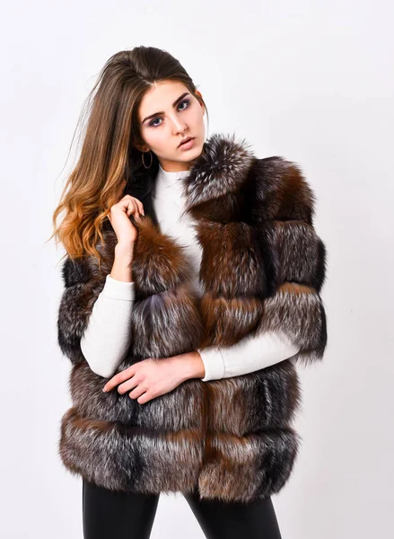 Manteau de fourrure marron féminin. Modèle de magasin de fourrure posant en peluche douce et chaude. Jolie fashionista. Concept de mode fourrure. Maquillage et coiffure de femme posant vison ou manteau de fourrure sable. Vêtements de luxe élite hiver — Photo