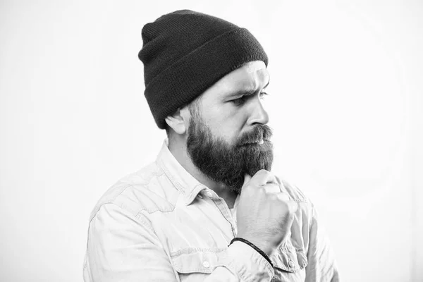 Hombre barbudo posando confiadamente sobre fondo blanco. Concepto de barbería. Hombre barbudo con bigote apariencia masculina brutal. Estilo Hipster y moda. Hipster barbudo chico usar brillante sombrero accesorio — Foto de Stock