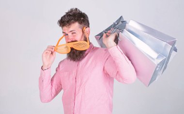 Nasıl sonraki tatil için hazır olun. Adam hipster giyim güneş gözlüğü tutun grup alışveriş torbaları sakallı. Üstünde siyah Cuma alışveriş. Mutlu grup kağıt torbalar ile alışveriş. Alışveriş bağımlısı tüketici